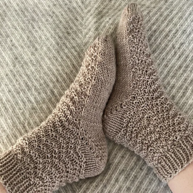 hobbii-anleitungen-ziggyzag-socks-sockenanleitung-eu-36-37-pdf image 1