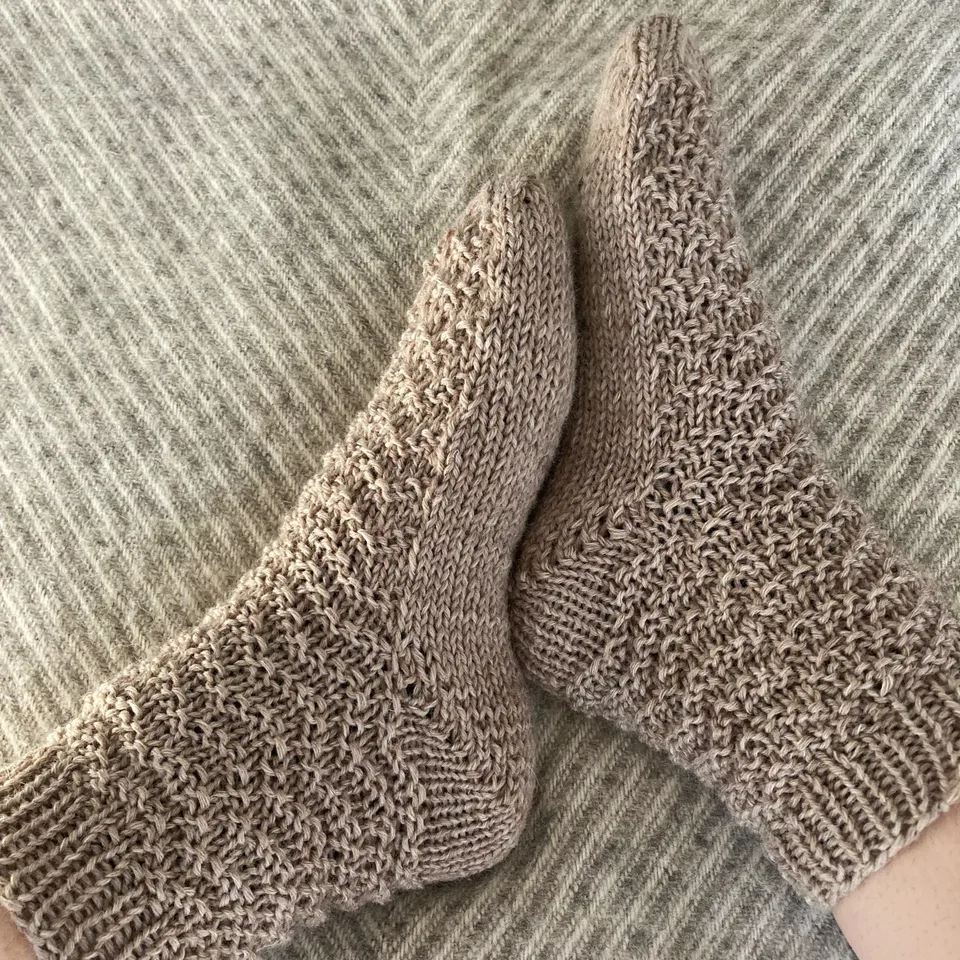hobbii-anleitungen-ziggyzag-socks-sockenanleitung-eu-36-37-pdf image 1