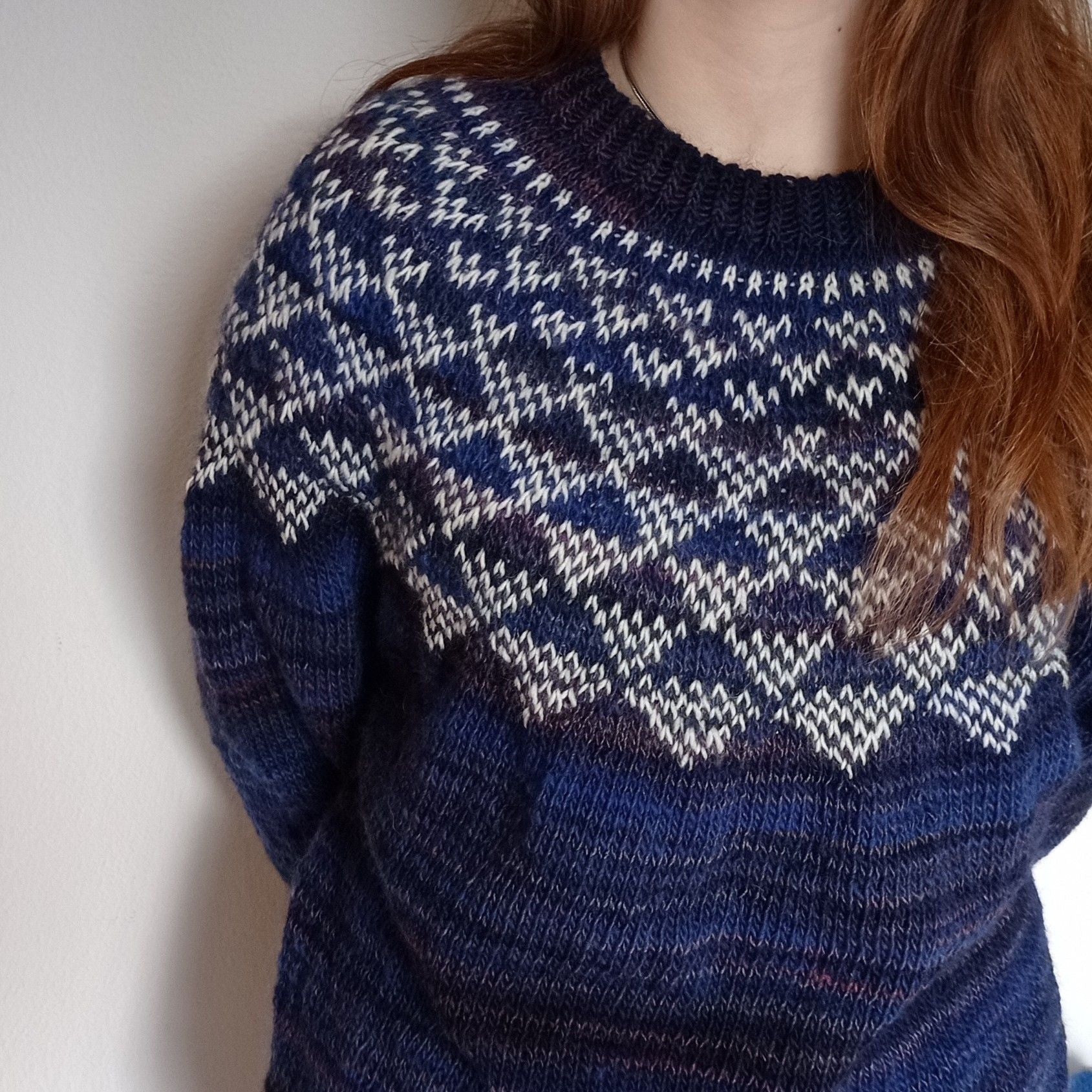 hobbii-triangle-sweater-strickanleitung-xxs-xxl-dreiecksmuster image 1