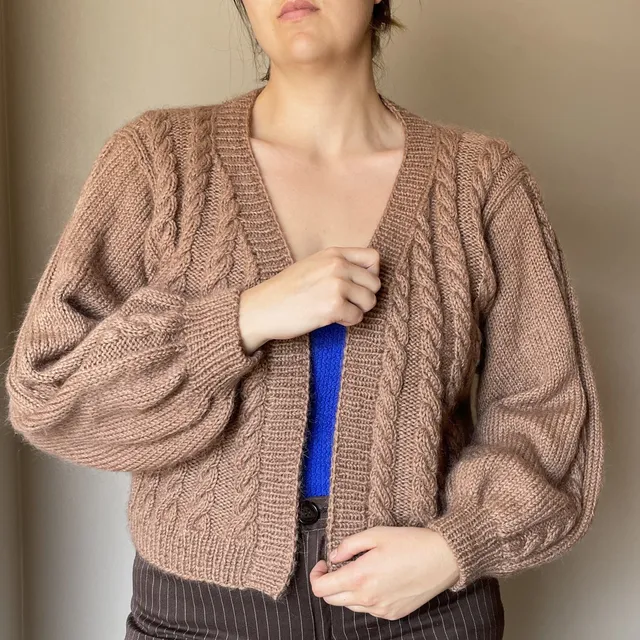 hobbii-anleitungen-fall-cables-cardi-cardigan-strickanleitung-zopf image 1