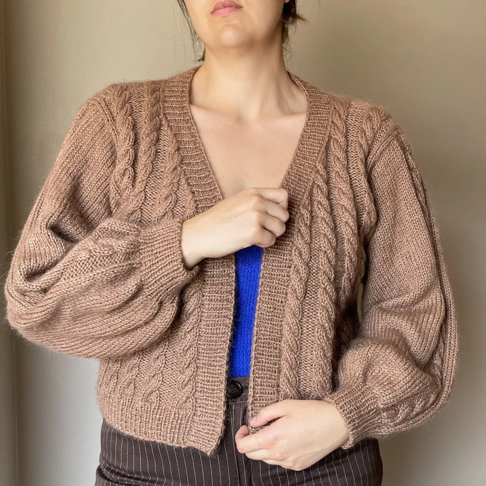 hobbii-anleitungen-fall-cables-cardi-cardigan-strickanleitung-zopf image 1