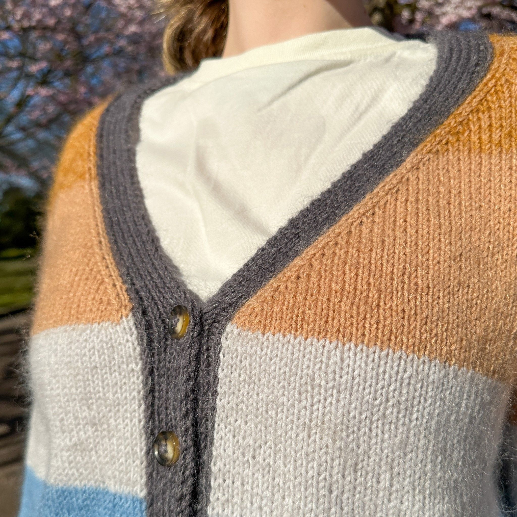 hobbii-anleitungen-brede-striber-kurzer-cardigan-strickanleitung-pdf-m-streifen image 5