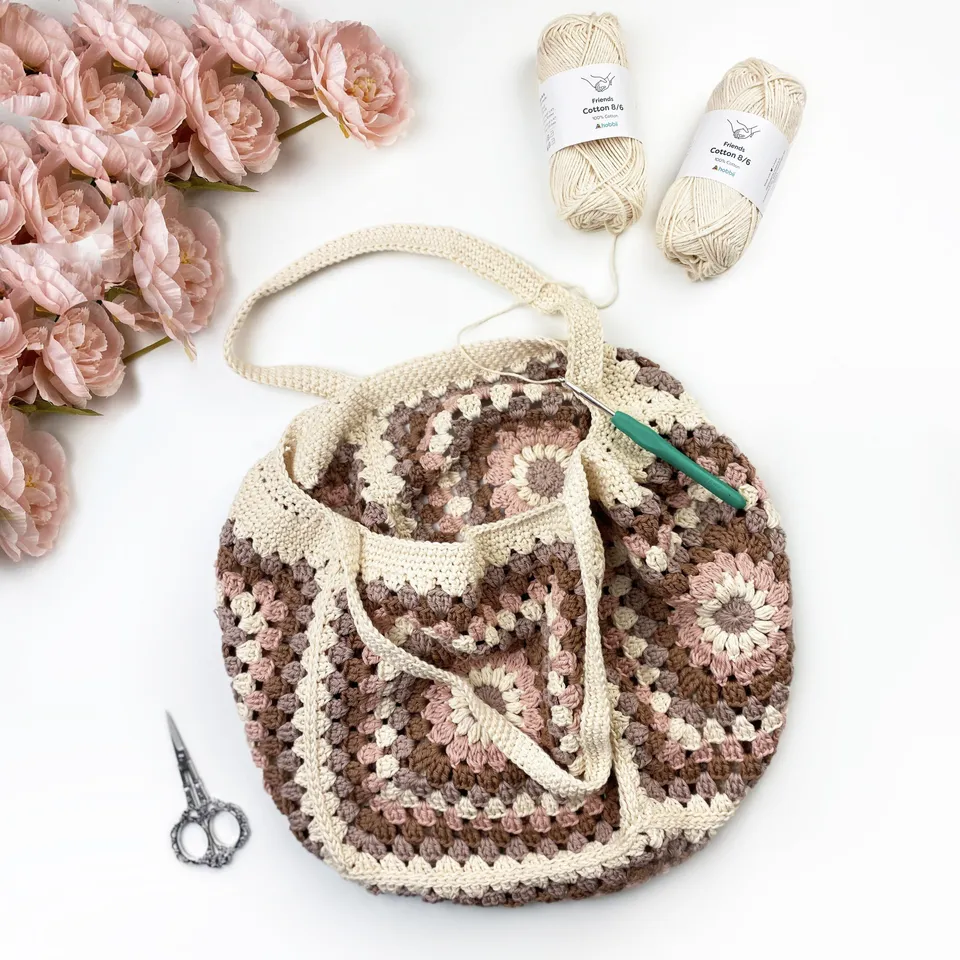 hobbii-anleitungen-primrose-tasche-h-kelanleitung-granny-square-47cm image 1