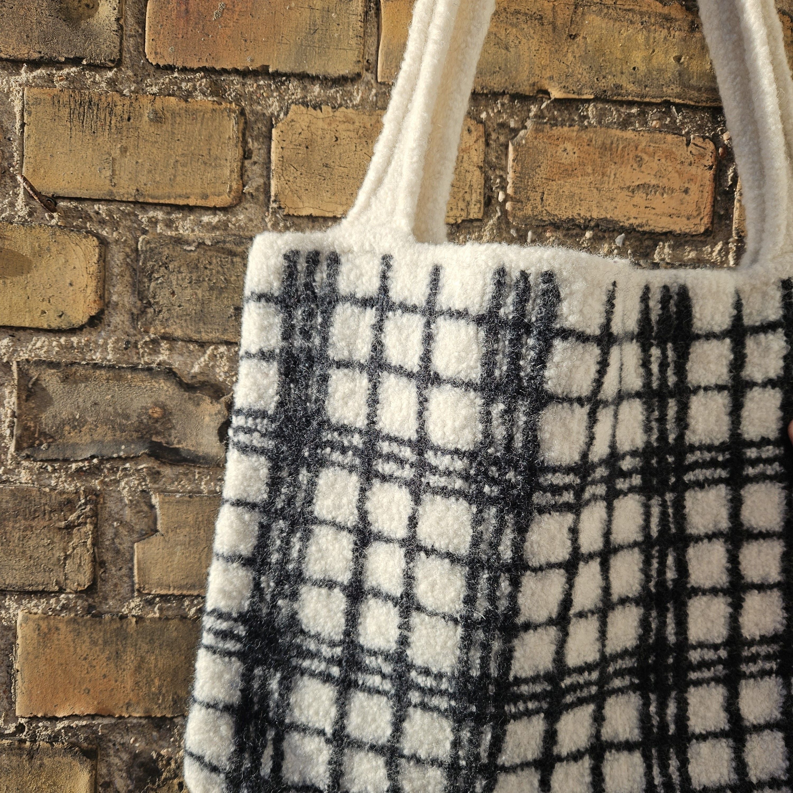 hobbii-einkaufsfavorit-tasche-strickanleitung-filzen-karo image 3