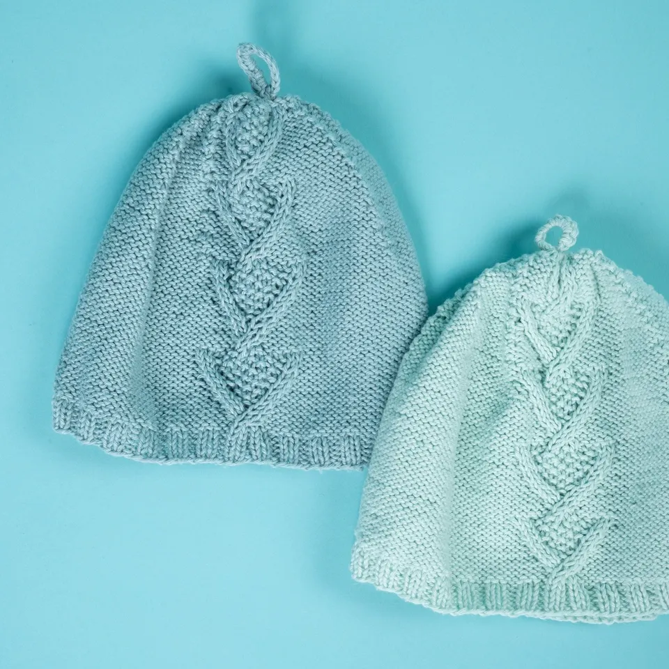 hobbii-anleitungen-sam-suss-kinderm-tze-strickanleitung-baby image 1
