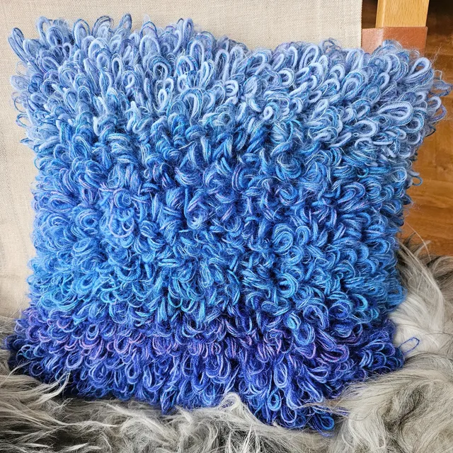 hobbii-beatrice-kissen-strickanleitung-42x42-cm-schlaufen image 1