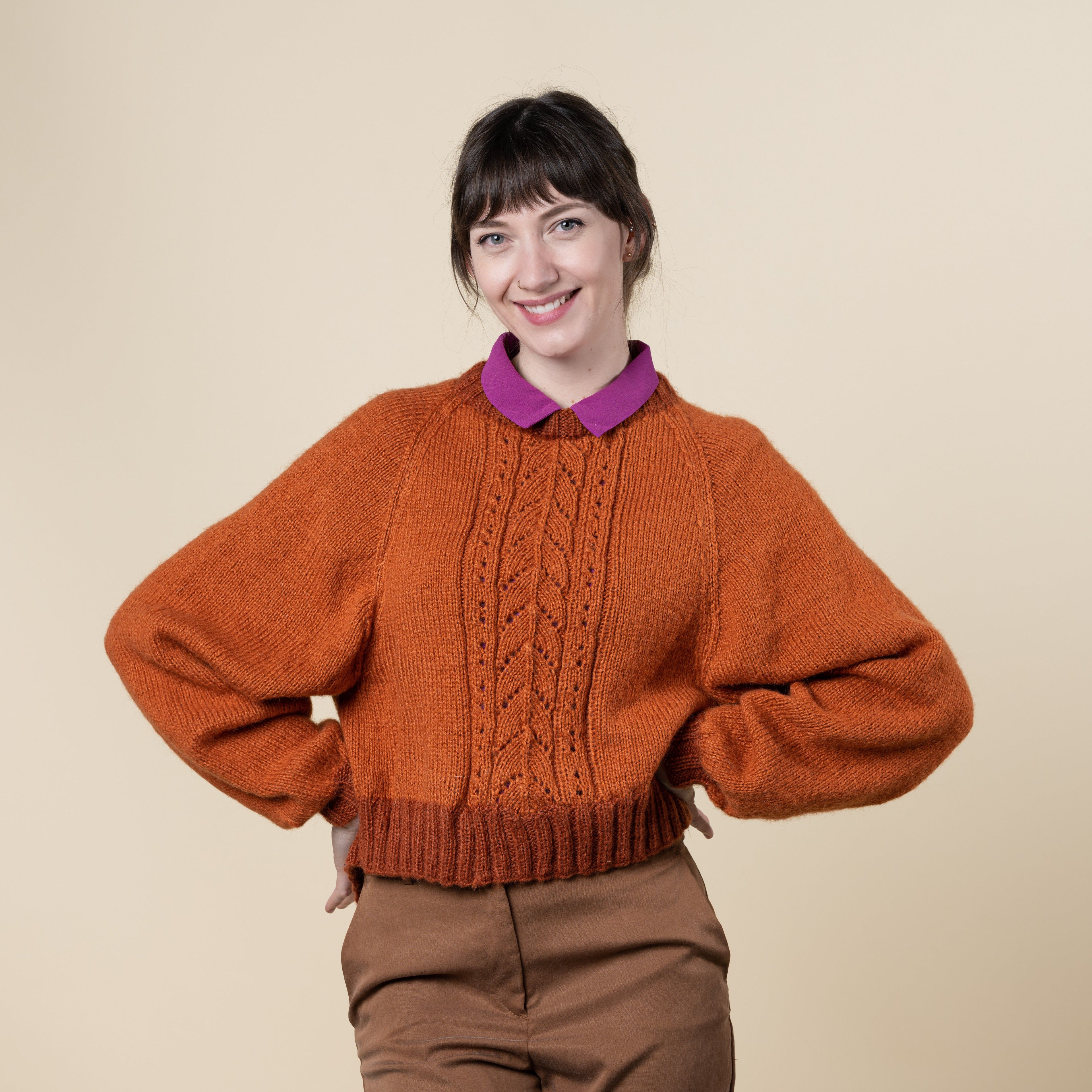 hobbii-fluffy-freya-pullover-strickanleitung-xs-3xl-lochmuster image 1