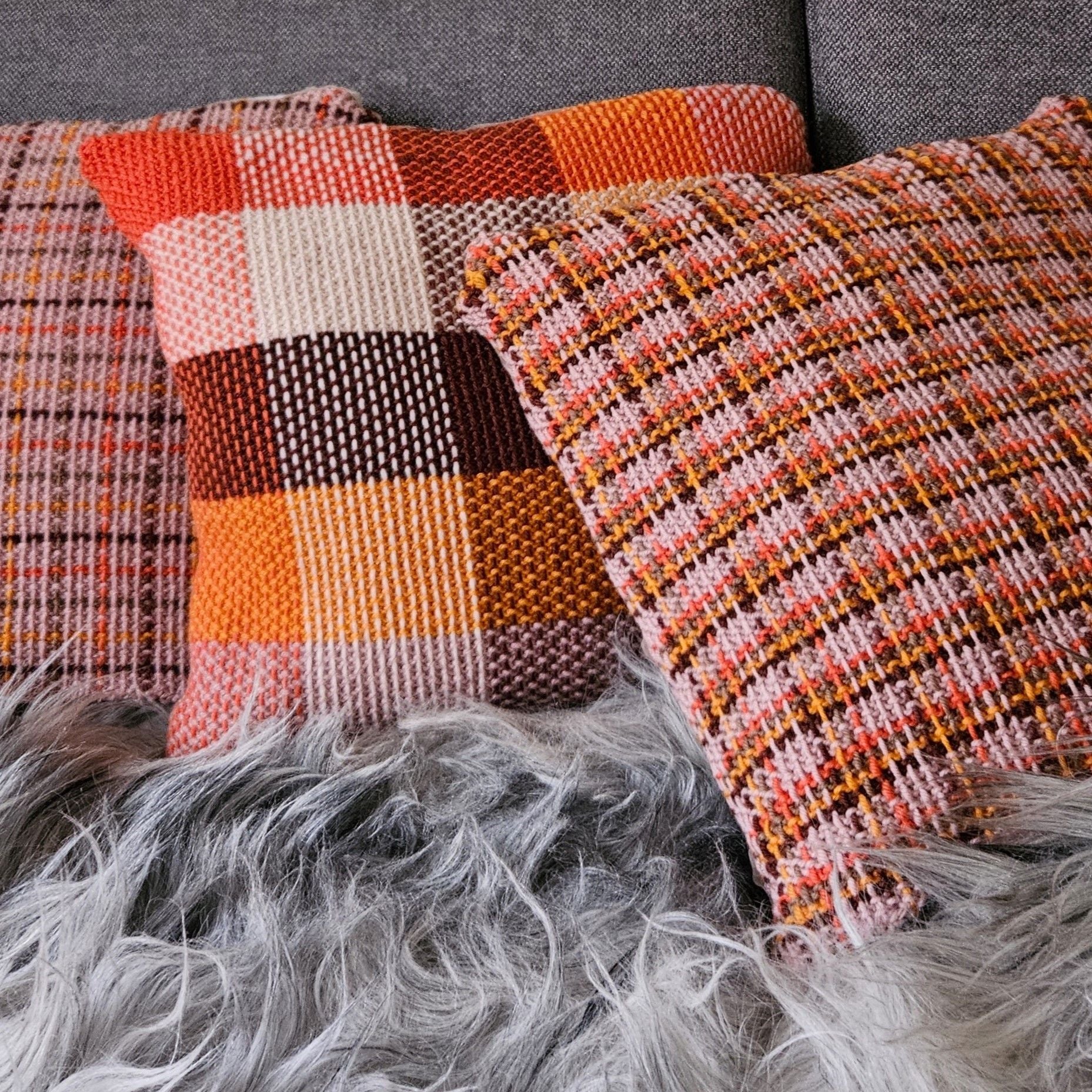 hobbii-anleitungen-tartan-3-kissen-strickanleitung-42x42-cm-karos image 5