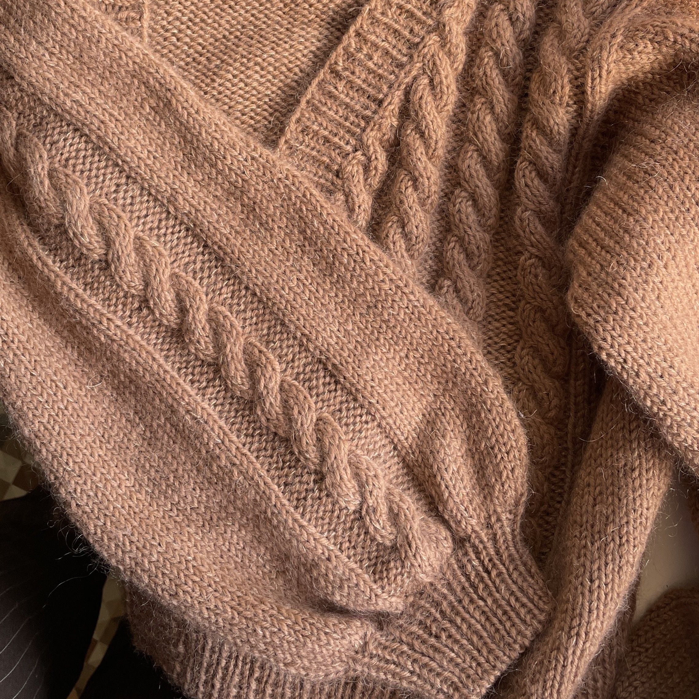hobbii-anleitungen-fall-cables-cardi-cardigan-strickanleitung-zopf image 4