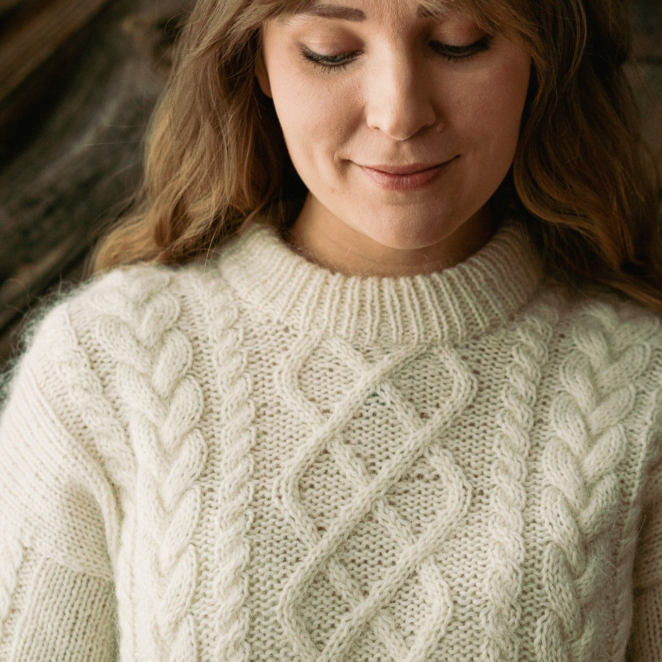 hobbii-anleitungen-soft-frost-pullover-strickanleitung-pdf-zopfmuster image 7