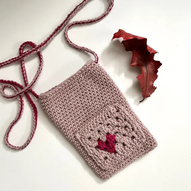 hobbii-amore-handytasche-h-kelanleitung-granny-herz-one-size image 1