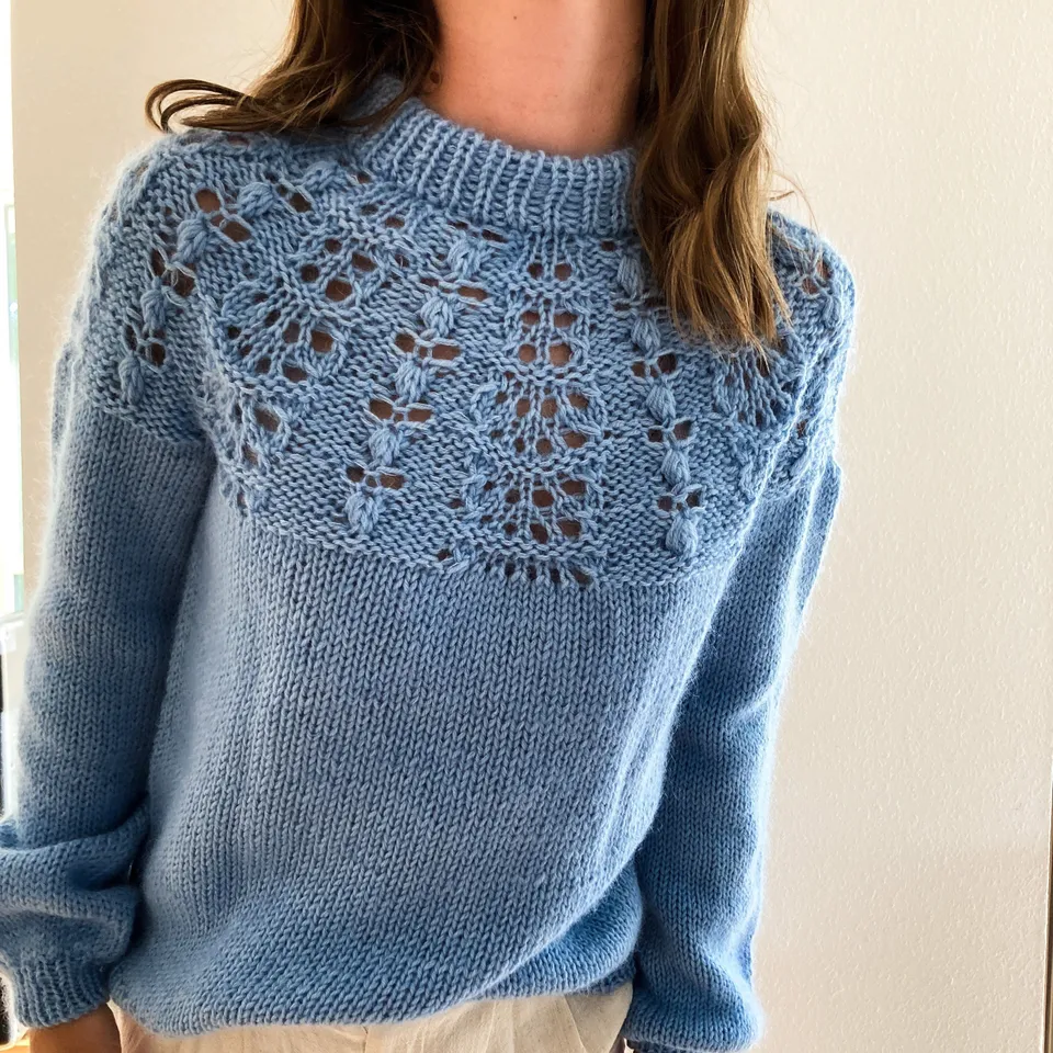 hobbii-spring-waves-pullover-strickanleitung-pdf-rundpasse image 1