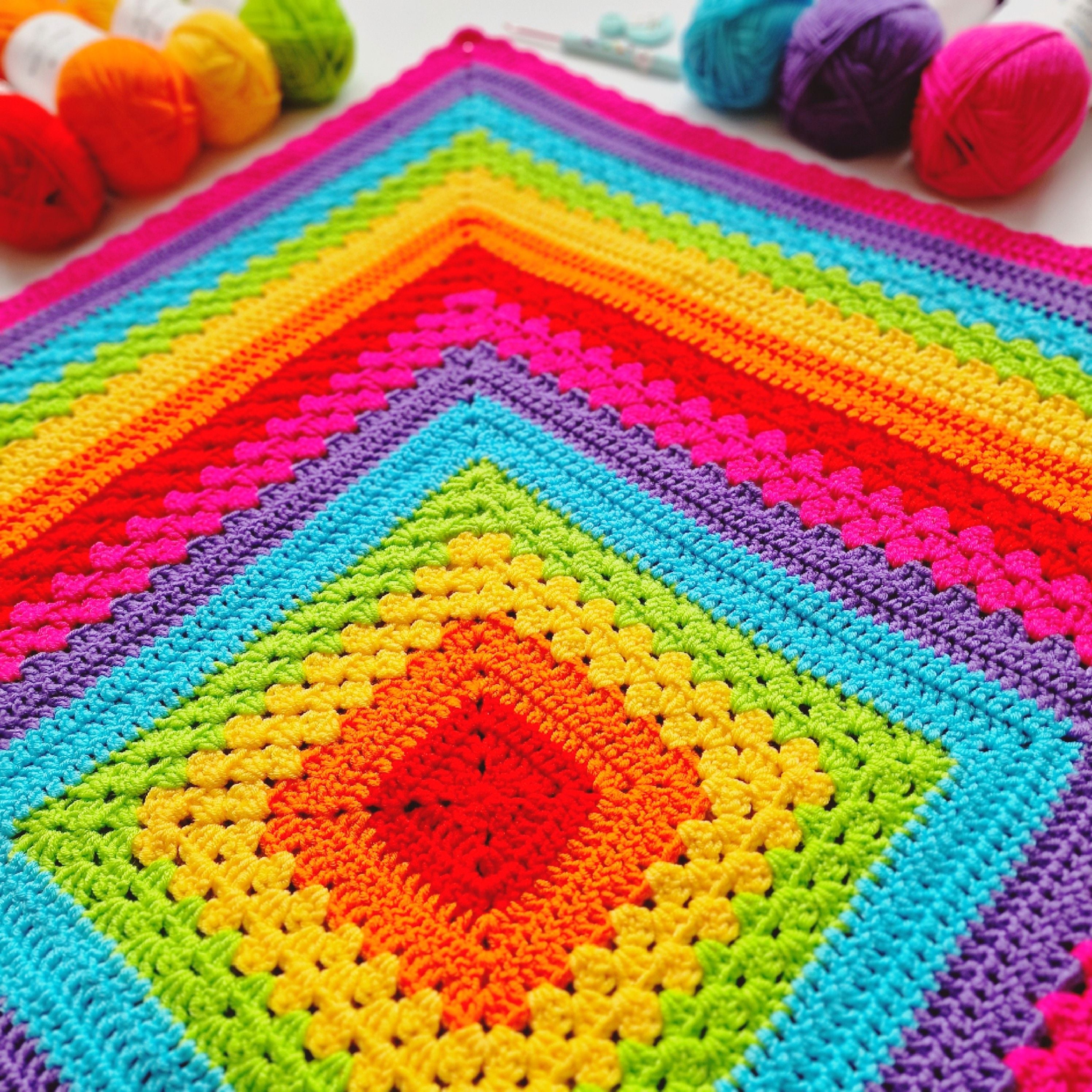 hobbii-granny-s-gone-rogue-decke-h-kelanleitung-91x91-cm image 2