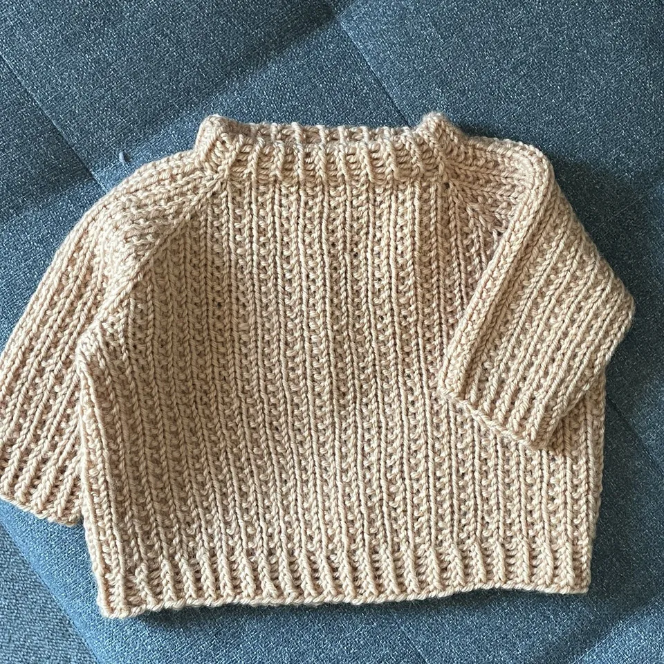 hobbii-anleitungen-easy-evening-sweater-strickanleitung-baby image 1