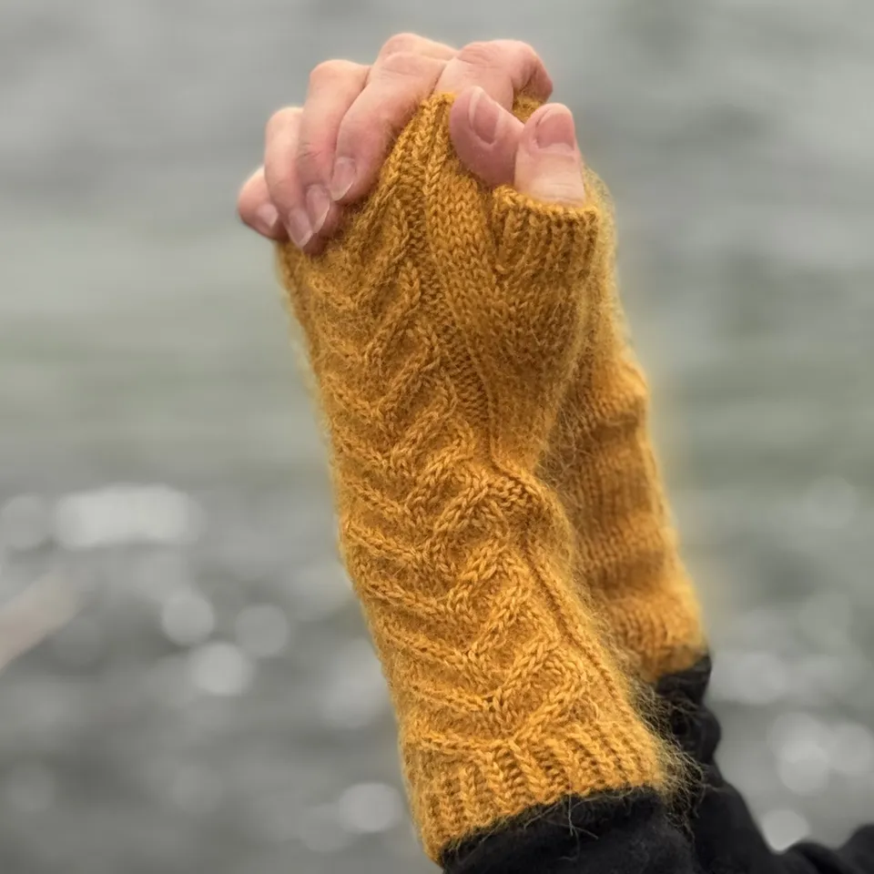 hobbii-anleitungen-buttercup-breeze-armstulpen-strickanleitung-s-l image 1