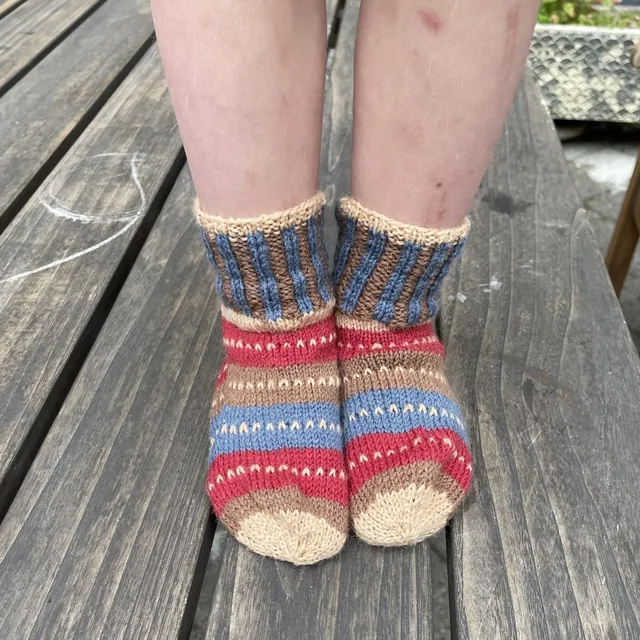 hobbii-cirkus-kindersocken-strickanleitung-pdf-0-10-jahre image 1