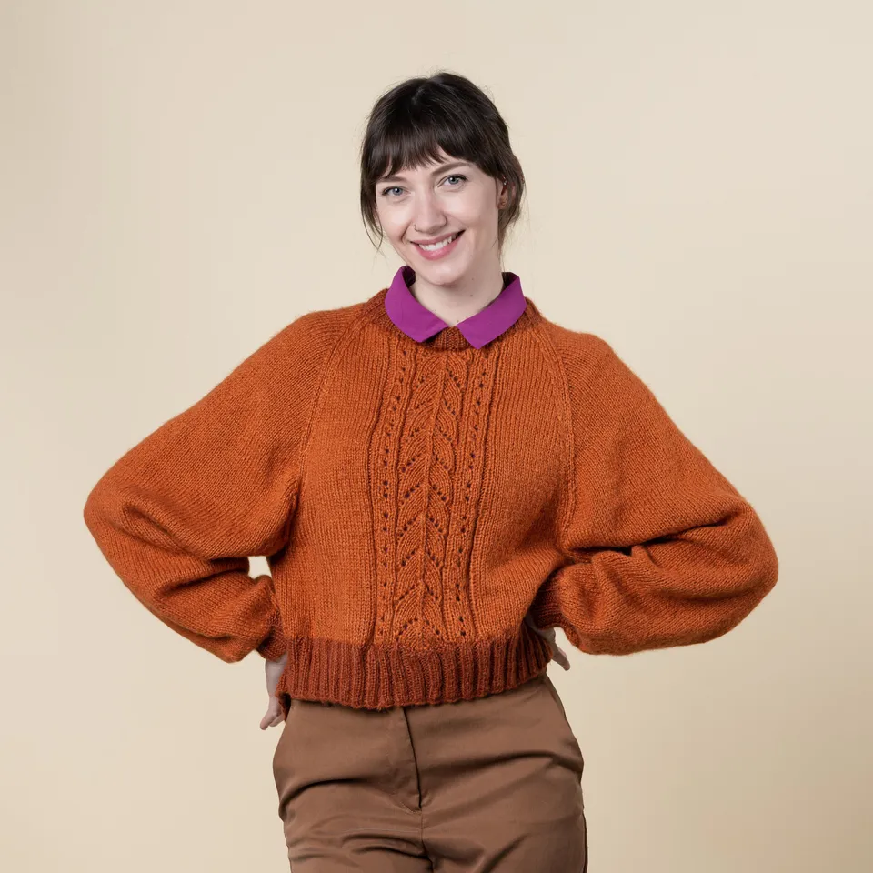 hobbii-fluffy-freya-pullover-strickanleitung-xs-3xl-lochmuster image 1