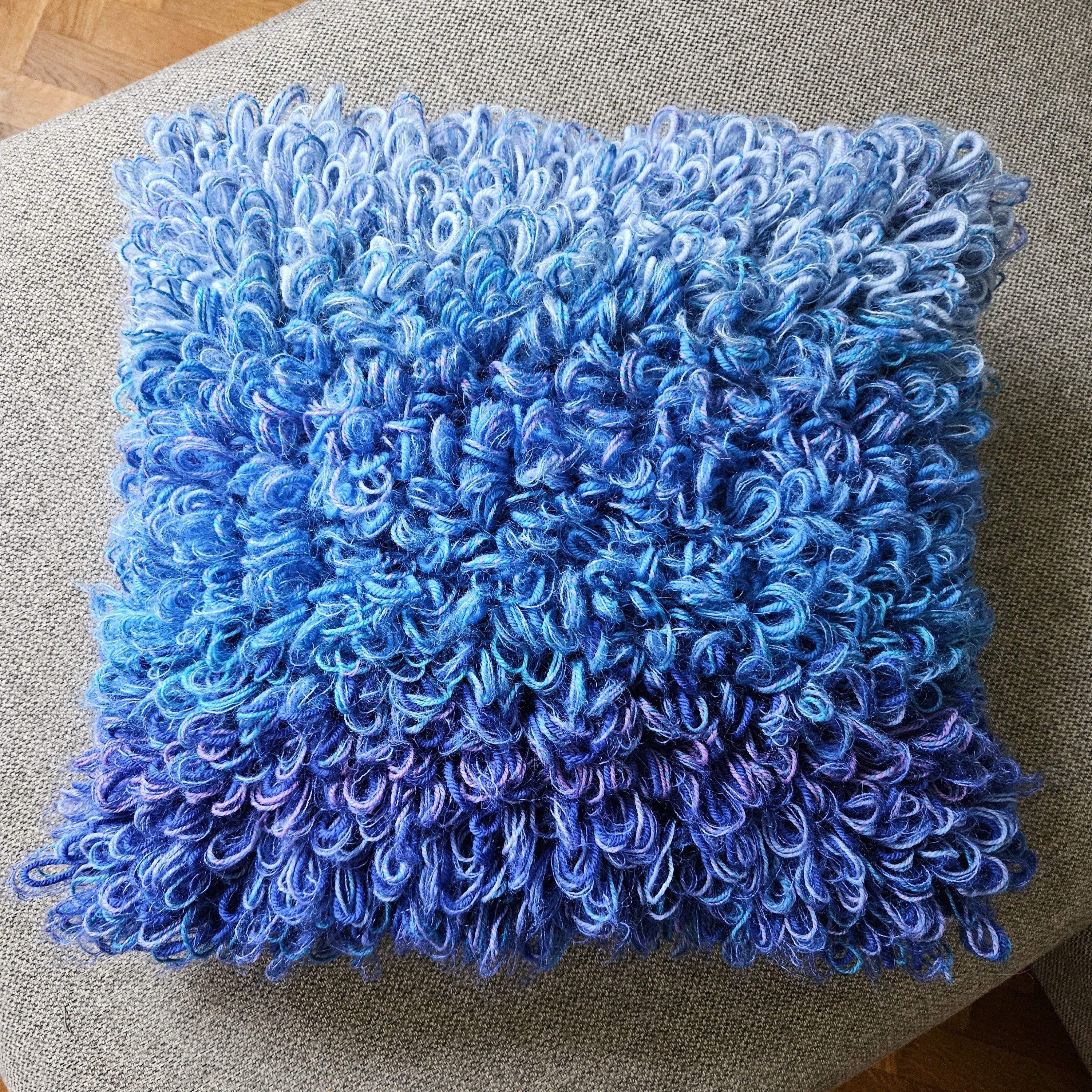 hobbii-beatrice-kissen-strickanleitung-42x42-cm-schlaufen image 3