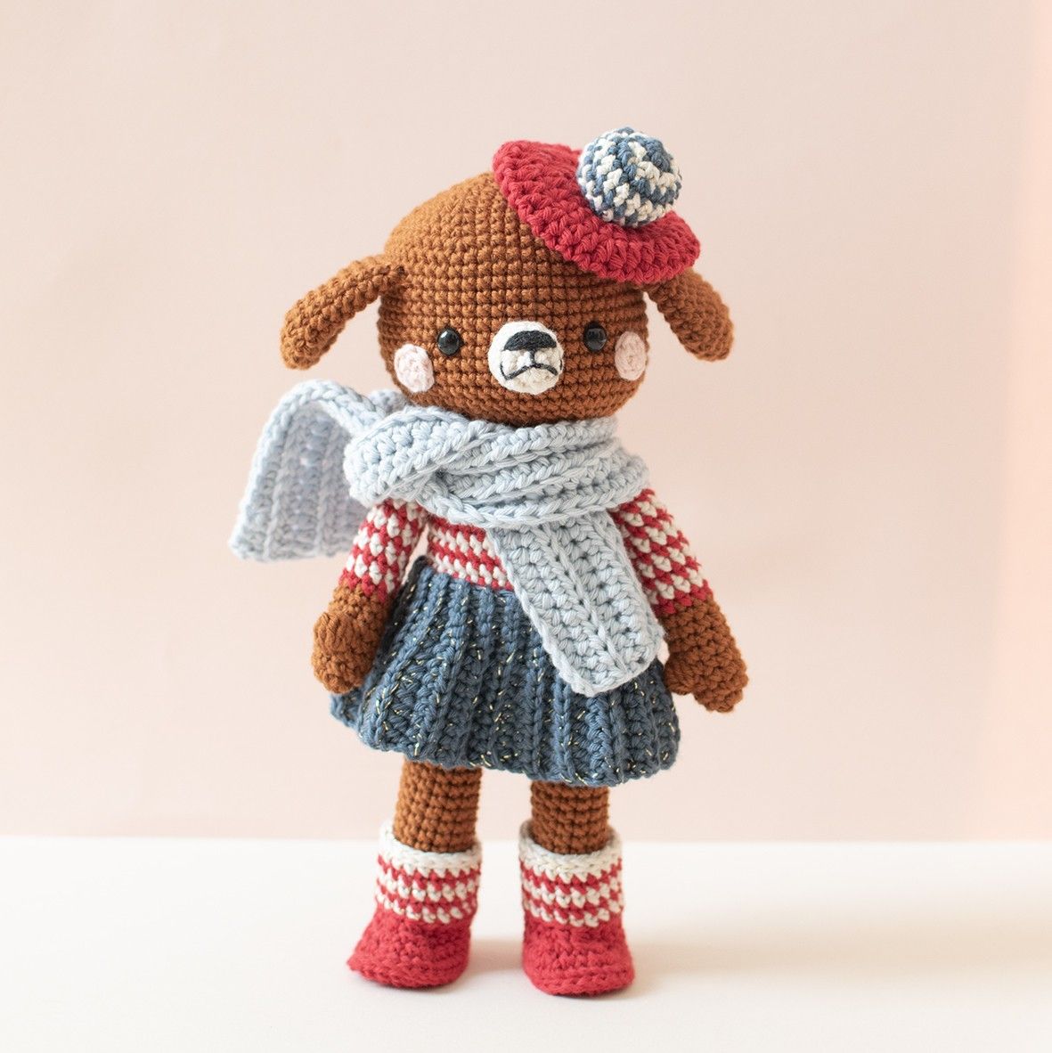hobbii-madeleine-dog-h-kelset-hund-24-cm-mit-zubeh-r image 1