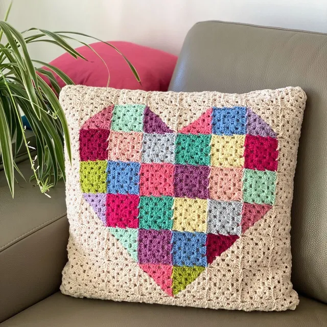 hobbii-heart-h-kelanleitung-kissen-42x42-granny-herz image 1