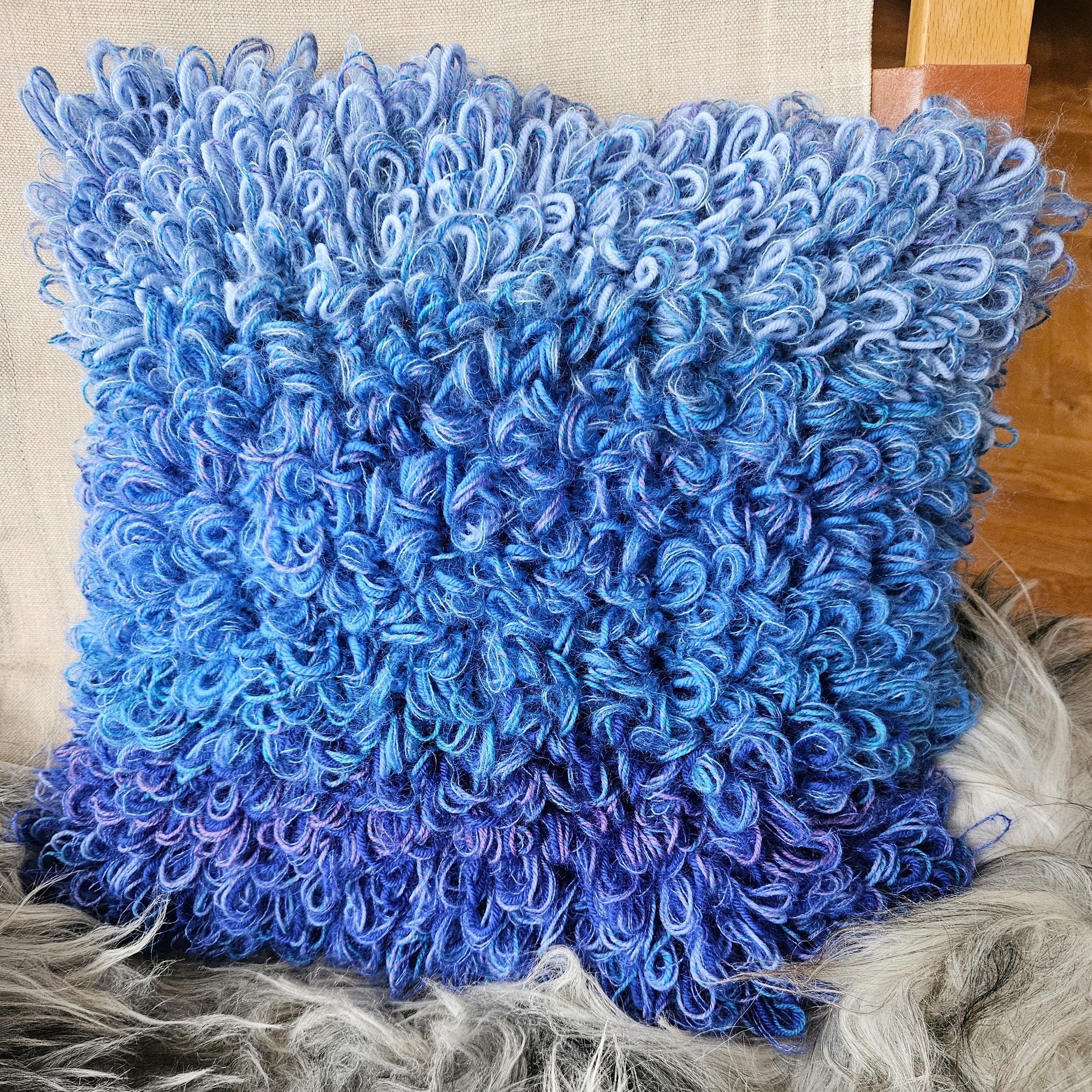 hobbii-beatrice-kissen-strickanleitung-42x42-cm-schlaufen image 1