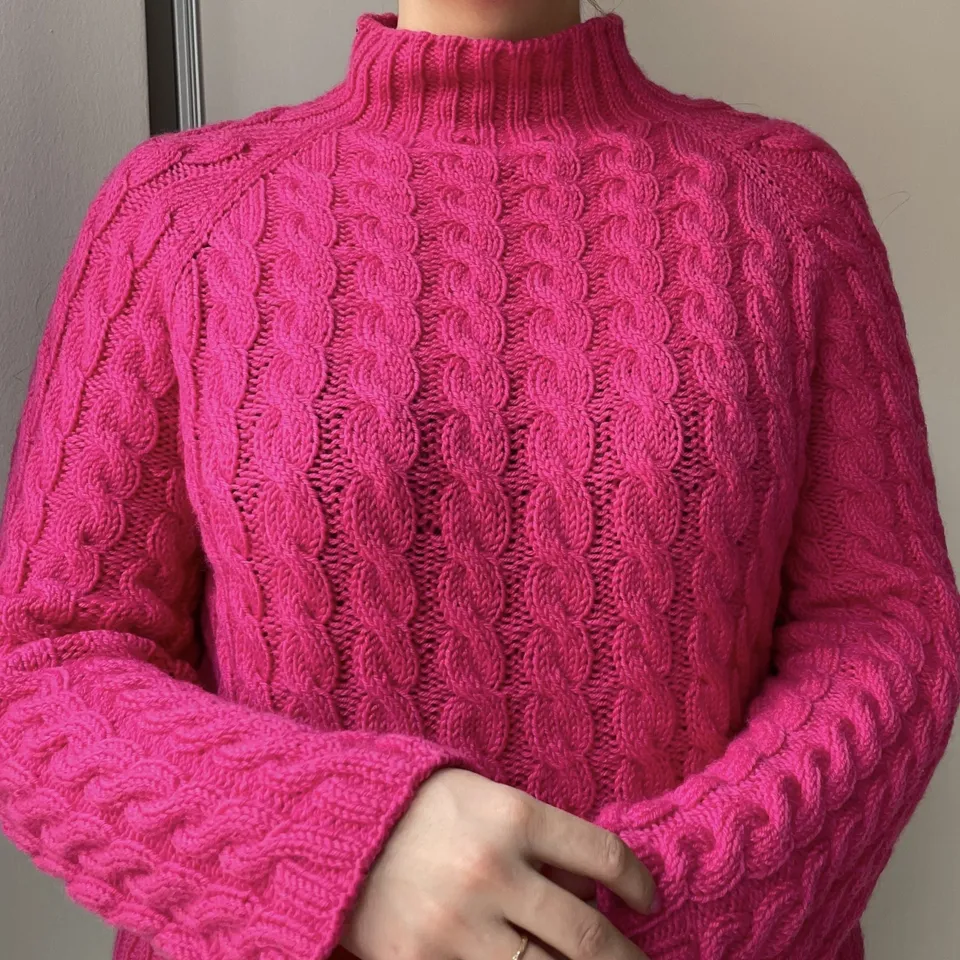 hobbii-easy-cable-sweater-strickanleitung-medium-zopfmuster image 1