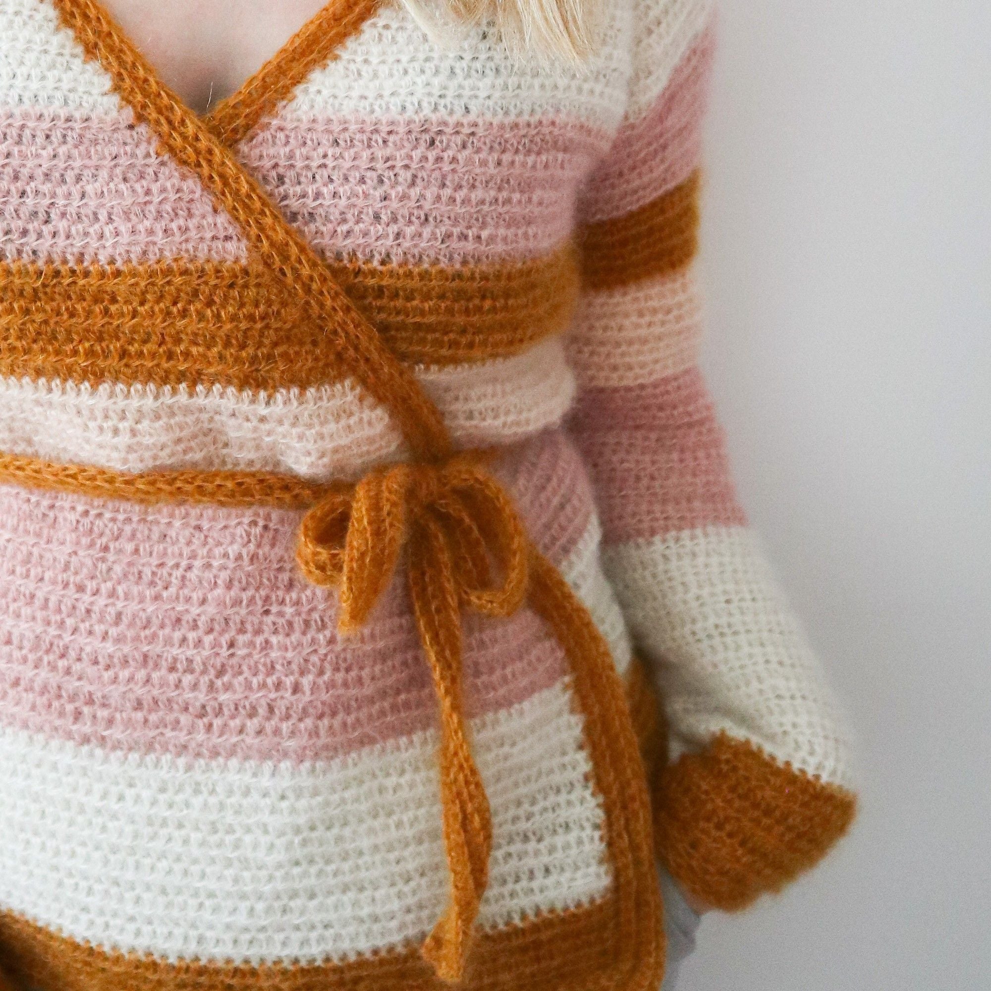 hobbii-anleitungen-cherry-blossom-wickeljacke-strickanleitung image 2