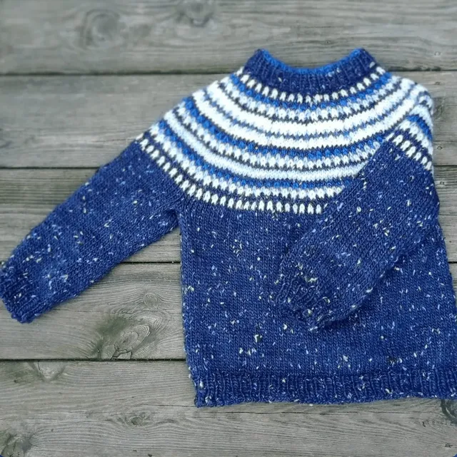 hobbii-blue-monday-strickanleitung-kinderpullover-2-14-j image 1
