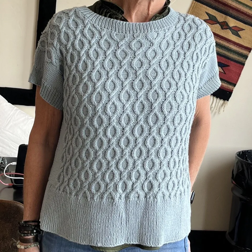 hobbii-cute-crystal-top-strickanleitung-xs-xxl-zopfmuster image 1
