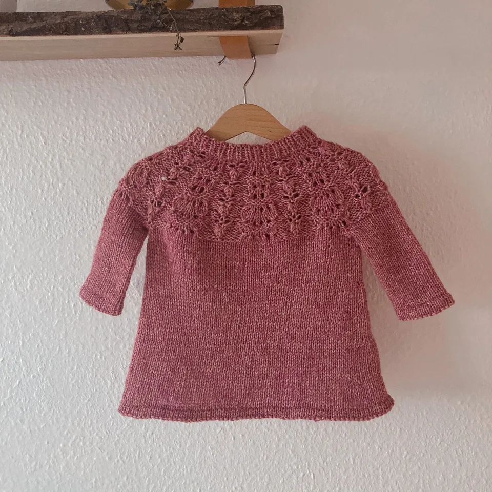 hobbii-anleitungen-spring-waves-dress-kinderkleid-strickanleitung-2-3-j image 1