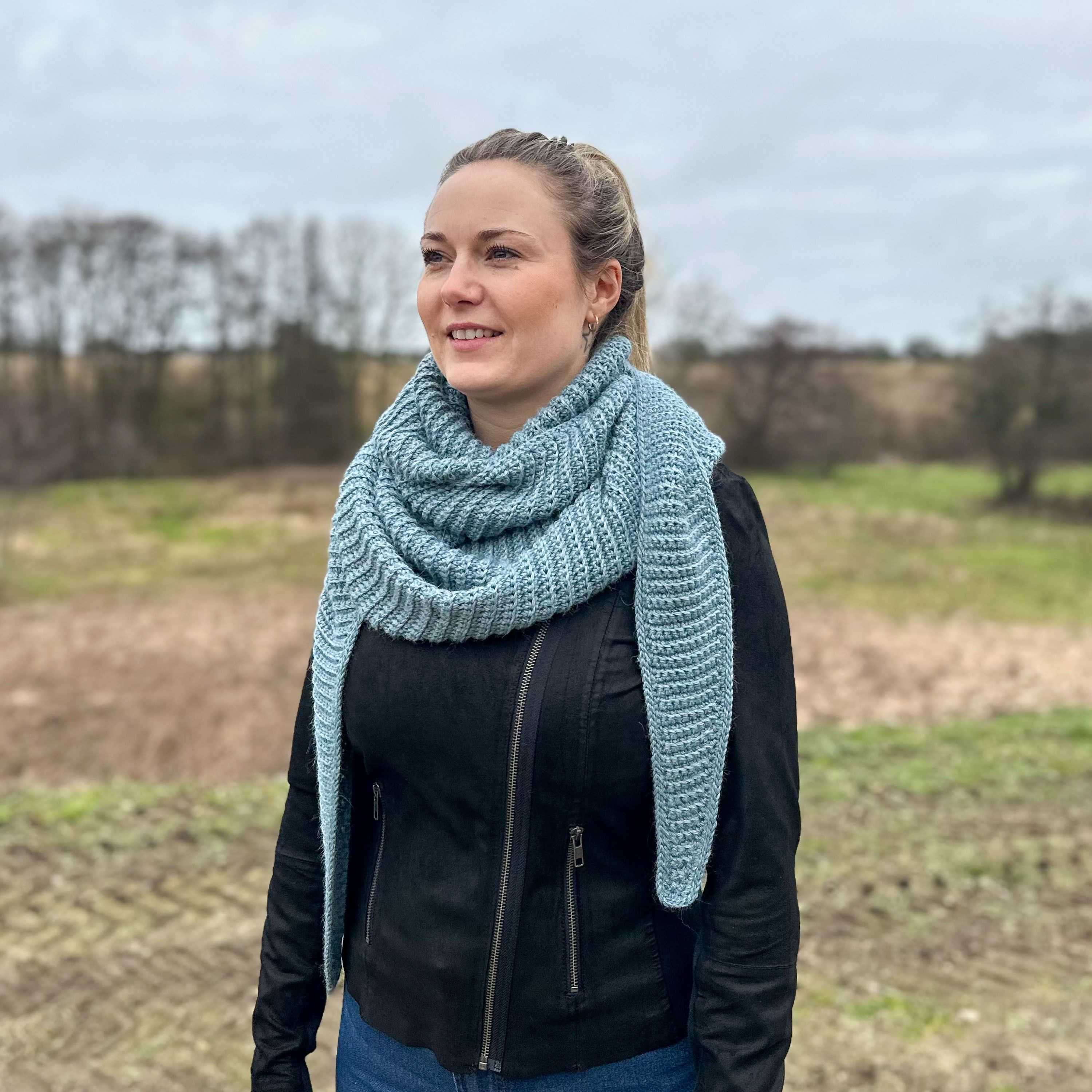 hobbii-simple-big-scarf-schal-strickanleitung-kuschelig image 4