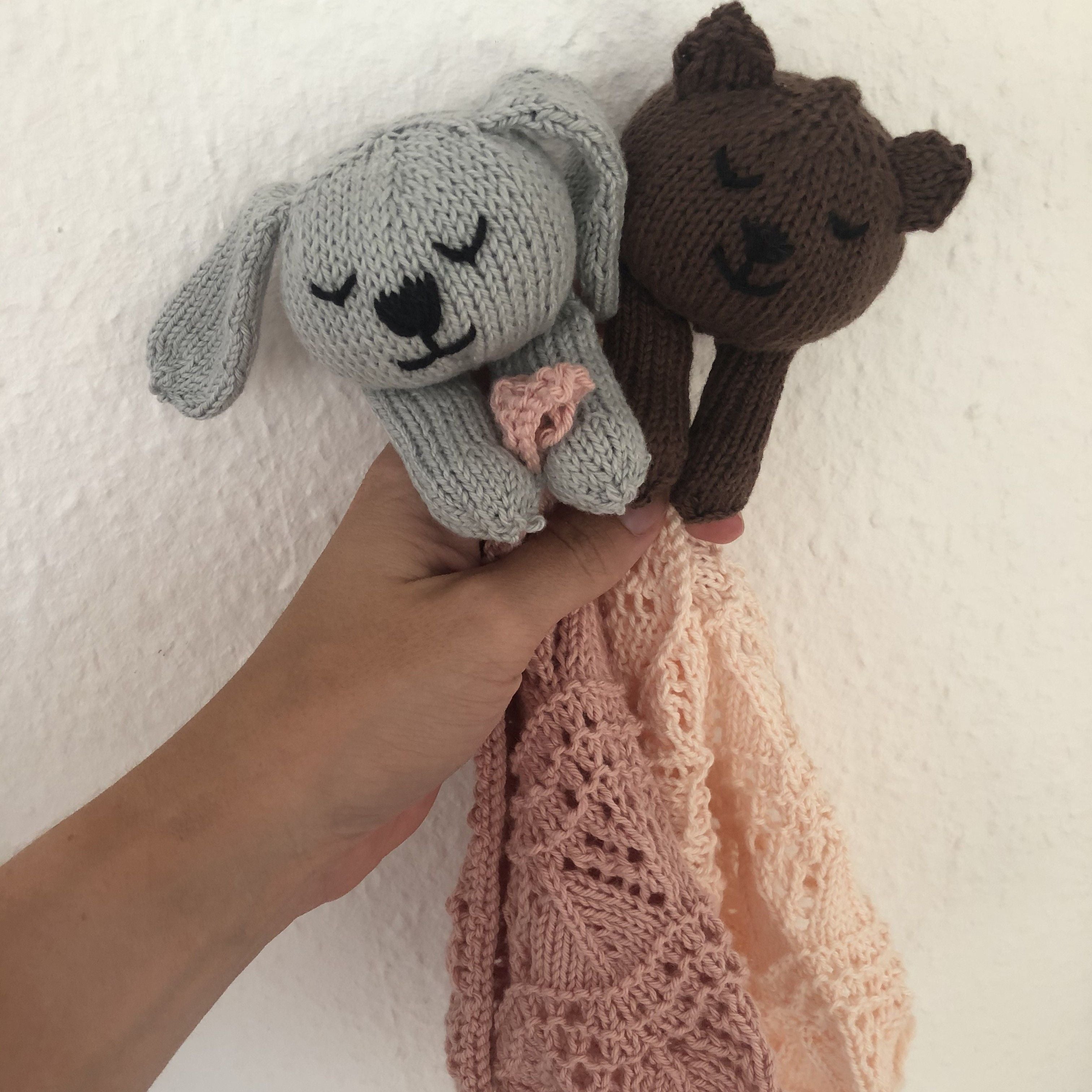 hobbii-forest-comfy-friends-schmusetuch-strickanleitung-20x20 image 2