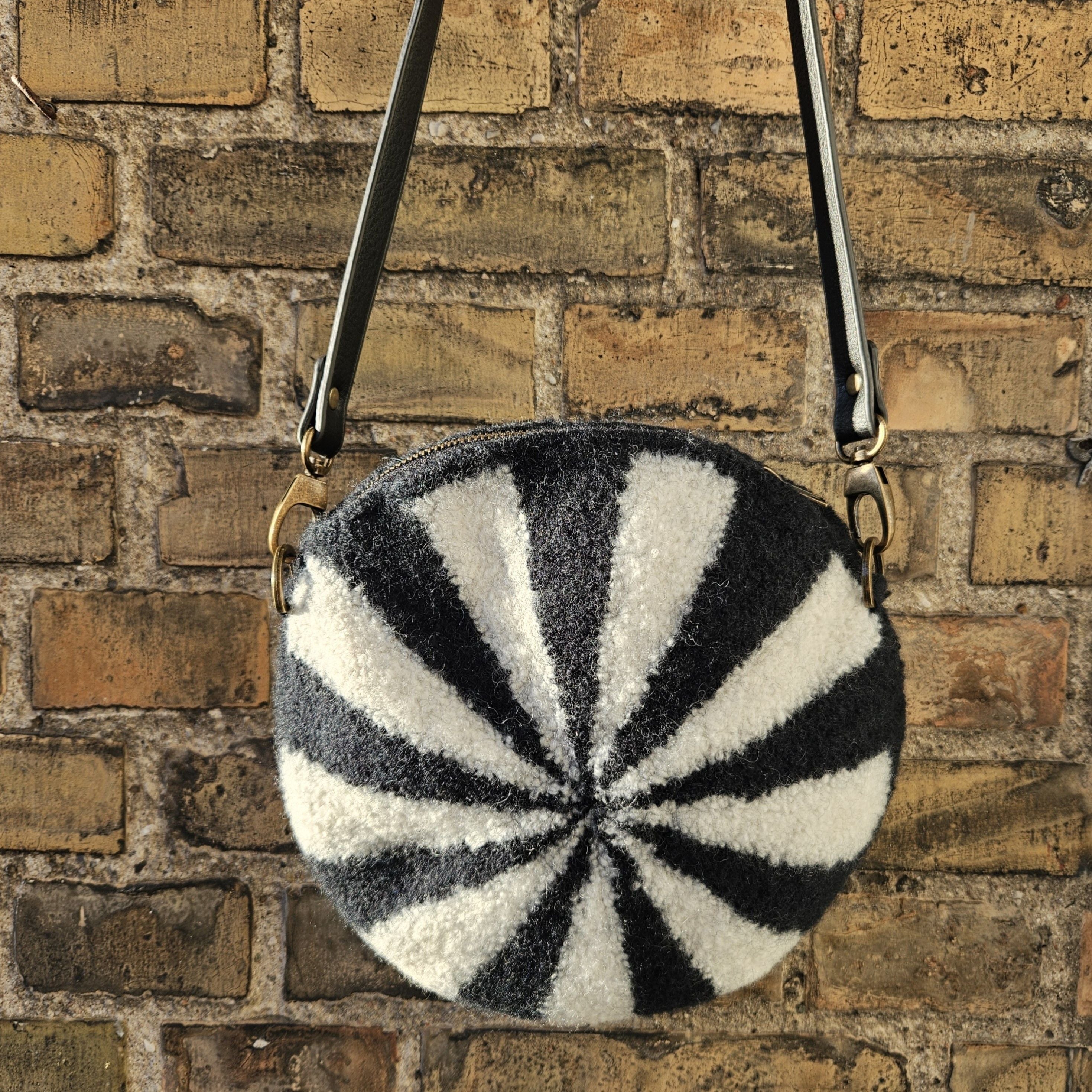 hobbii-bolsje-gefilzte-tasche-strickanleitung-pdf-one-size image 2
