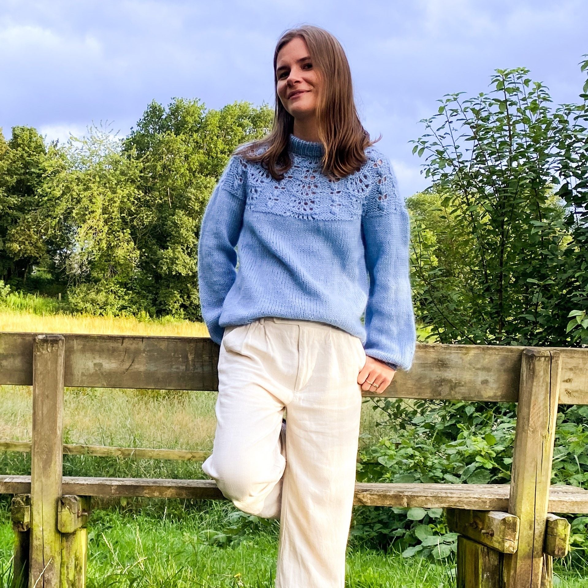 hobbii-spring-waves-pullover-strickanleitung-pdf-rundpasse image 2