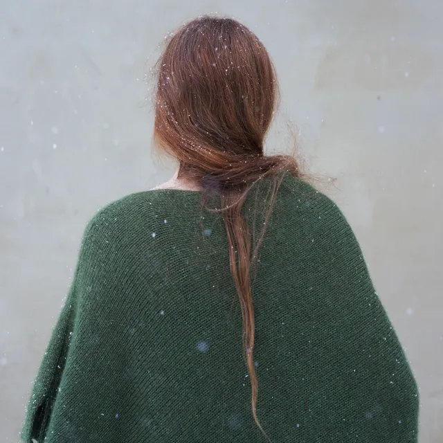hobbii-soft-amber-poncho-strickanleitung-asymmetrisch image 1