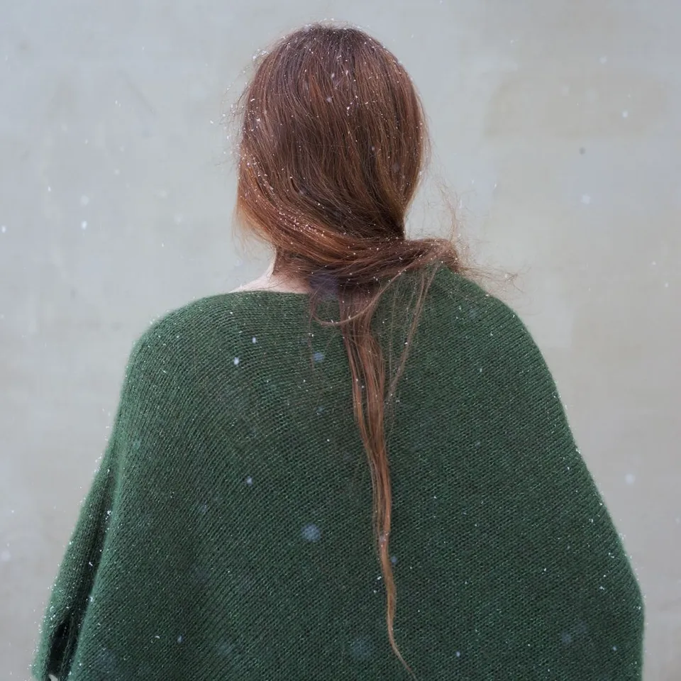 hobbii-soft-amber-poncho-strickanleitung-asymmetrisch image 1