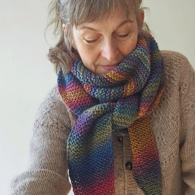 hobbii-anleitungen-rille-strickanleitung-tuch-one-size-farbverlauf-244-cm image 1