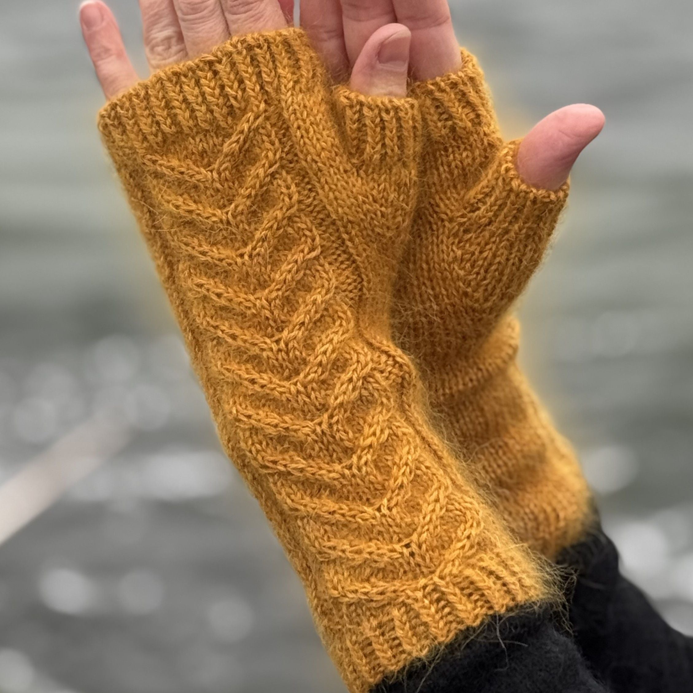 hobbii-anleitungen-buttercup-breeze-armstulpen-strickanleitung-s-l image 2