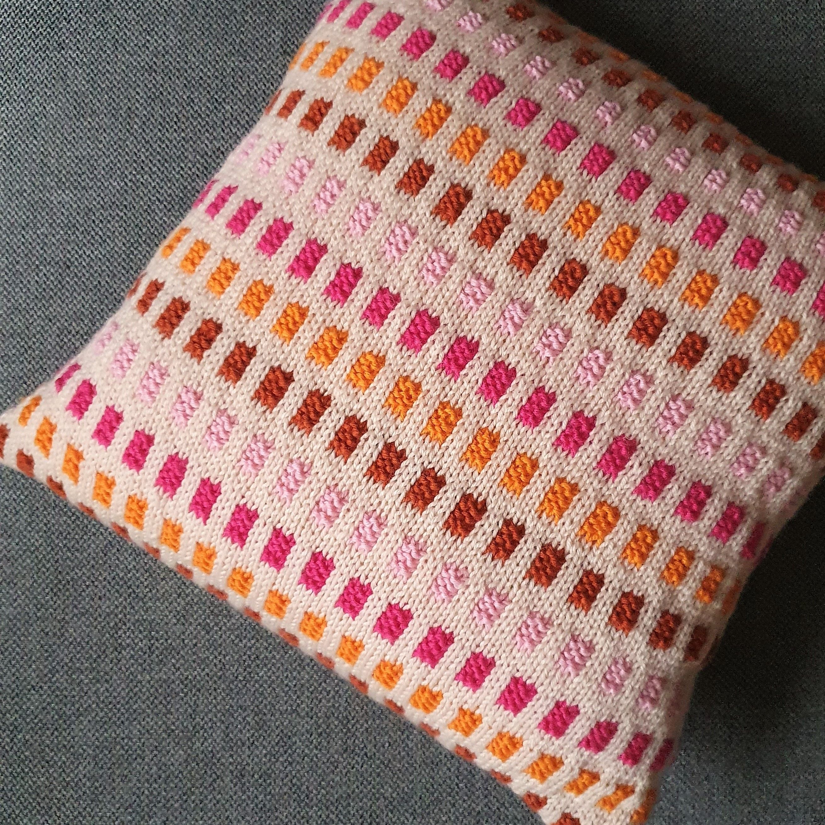 hobbii-anleitungen-lulo-kissen-strickanleitung-42x42-cm-pdf image 2