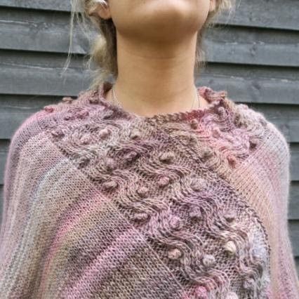 hobbii-anleitungen-nancy-strickanleitung-poncho-xs-xxl-zopfmuster image 3