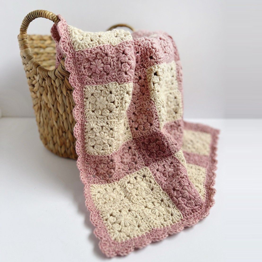 hobbii-anleitungen-heirloom-bloom-babydecke-h-kelanleitung-granny image 4