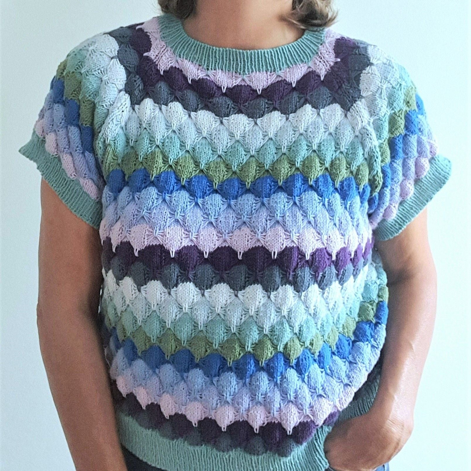 hobbii-sommerbobler-t-shirt-strickanleitung-pdf-reliefmuster image 2