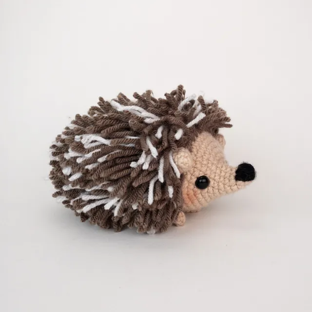 hobbii-anleitungen-heath-der-igel-h-kelanleitung-19-cm-amigurumi image 1