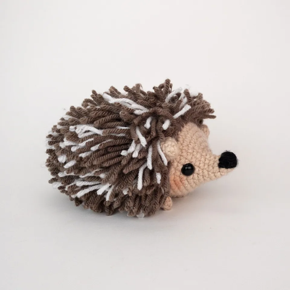 hobbii-anleitungen-heath-der-igel-h-kelanleitung-19-cm-amigurumi image 1