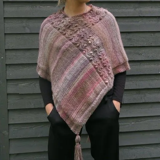 hobbii-anleitungen-nancy-strickanleitung-poncho-xs-xxl-zopfmuster image 1