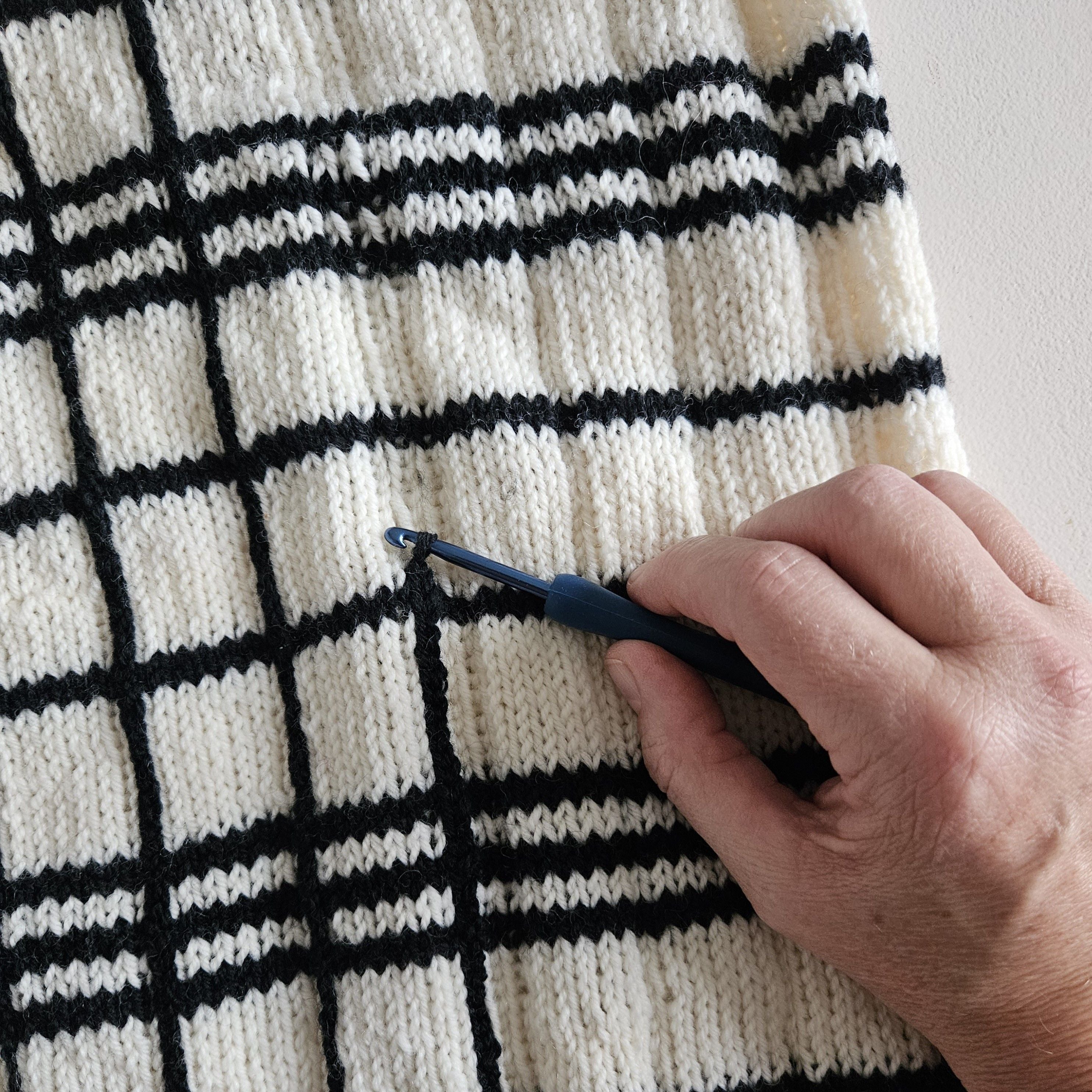 hobbii-anleitungen-tern-kissen-strickanleitung-50x50-schwarz-wei image 4