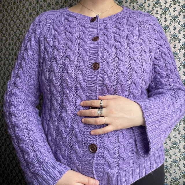 hobbii-anleitungen-easy-cable-cardigan-strickanleitung-zopf-xs-4xl image 1