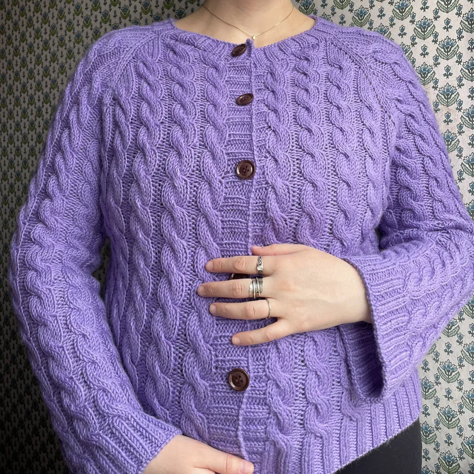 hobbii-anleitungen-easy-cable-cardigan-strickanleitung-zopf-xs-4xl image 1