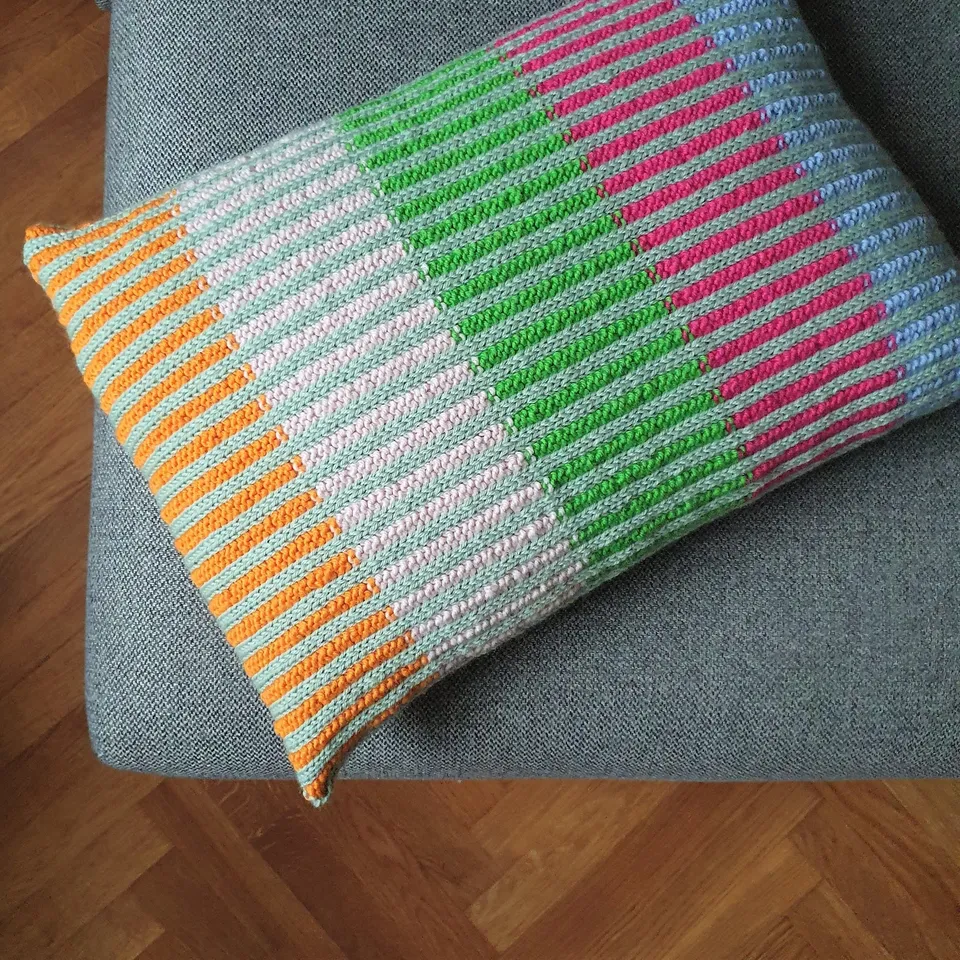 hobbii-lara-kissen-strickanleitung-one-size-33x50-cm image 1