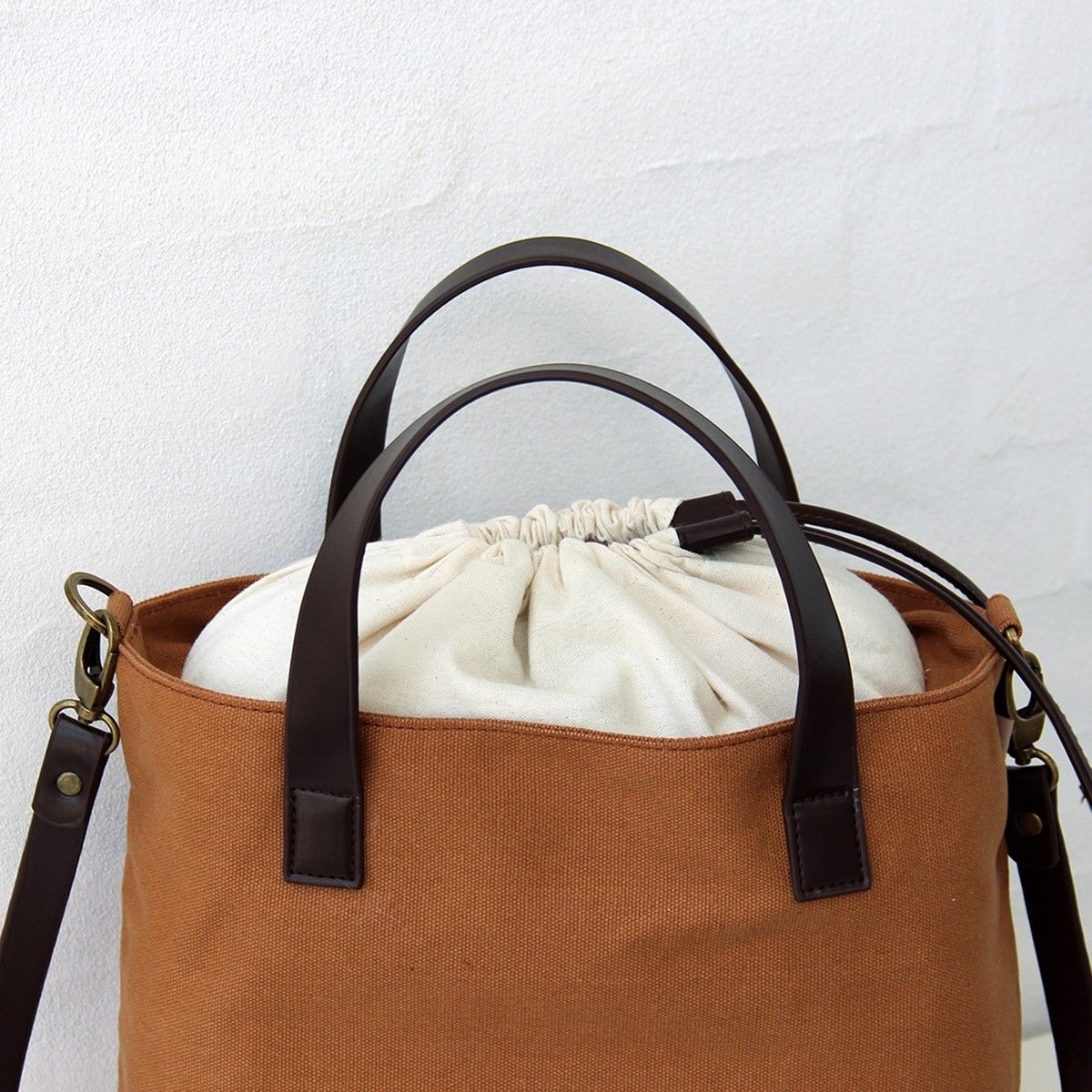 hobbii-schultertasche-garn-canvas-tasche-braun-38-5-cm image 2